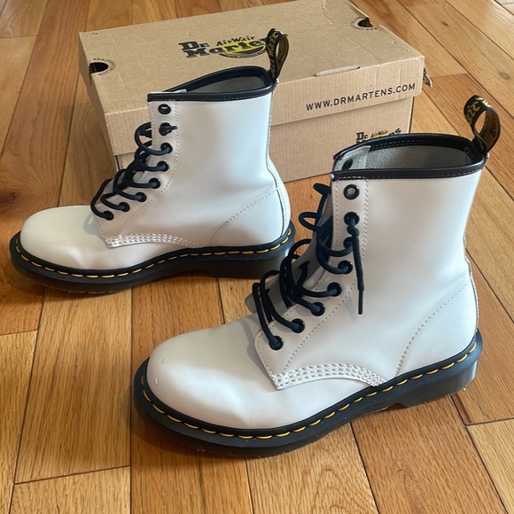 Dr. Martens AirWair w bouncing soles Size 7 WHITE - Picture 2 of 16